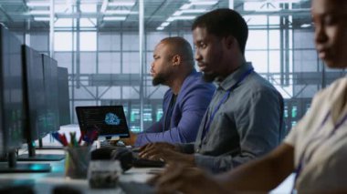 Neşeli sunucu odası çalışanları ofiste birlikte gülerken en az dinlenme süresini garantiliyor. Veri merkezinde eğlenen neşeli mühendisler, veri analizlerini kullanarak performansı izliyorlar, kamera A