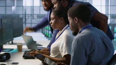 Veri merkezi teknisyenlerinden oluşan bir ekip donanım yapılandırarak ve sorun çözerek şirket ağ altyapısını koruyor. Takım çalışması sunucu merkezi meslektaşları optimal sistem performansı sağlıyorlar, kamera A