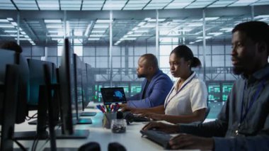 Veri merkezinde bilgisayar ve tablet kullanan teknisyenler yapay zeka sistemleri uyguluyorlar. Sunucu tarım uzmanları aygıt üzerinde yapay zeka kullanarak işlemleri etkileyen donanım arızalarını tanımlıyorlar, kamera A