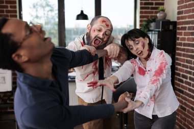 İş yerindeki ele geçirilmiş zombi yaratıklar onun etini yemeye çalışıyor. Kanlı canlandırılmış cesetler Afrikalı Amerikalılara saldırıyor. Kâbus görüyor, iş yerinde et yiyor.