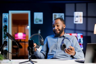 Akıllı telefon en iyi kulaklık çiftlerini izleyicilerle tartışan eleştirmenlerin görüntülerini kaydediyor. Yayın sırasında takipçilerle çevrimiçi flama sohbetleri, ses dinleme cihazları incelemesi