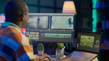 Videografi uzmanı, video montaj için yeni film klibi düzenliyor, post prodüksiyon ajansının serbest sözleşmesi üzerinde çalışıyor. Yaratıcı tasarımcı karşıtlığı araç çubuğu panelleri kullanarak ayarlıyor. Kamera A.