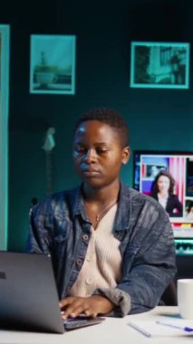 Merkez ofisten müdürün iş görüşmesini dinleyen uzaktan kumandalı bir işçinin dikey video görüntüsü. Uzaktan video konferans tele-çalışma çalışanı yönetimden geri bildirim alıyor, kamera B