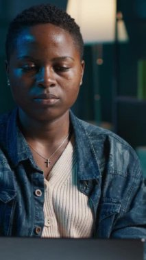 Evde çalışan, dizüstü bilgisayarda yazan, belge yazan dikey video odaklı serbest yazar. Uzaktan çalışan dijital aygıta kayıyor ve iş ortaklarına e-posta gönderiyor.