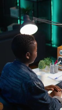 Dikey video uzaktan kumanda çalışanı, proje ilerlemesi hakkında geri bildirim almak için internet video çağrısını kullanarak yöneticileri uzaktan arıyor. Evdeki tele-işçi telekonferanstaki iş arkadaşlarından yardım istiyor.