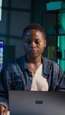 İnternetteki video konferansı sırasında en iyi arkadaşıyla konuşan kadının dikey video görüntüsü. Selamlaşma eşi, el sallama, online video oturumunda birlikte eğlenme