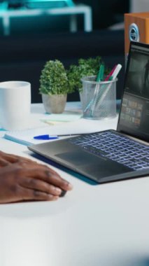 Yaratıcı ofiste renk derecelendirme ve ışıklandırmayı düzenlemeden önce film montajını analiz eden dikey video Profesyonel video editörü. Ham görüntülerle çalışan prodüksiyon stüdyosu çalışanı