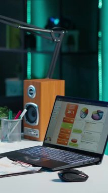 Kişisel ofiste çalışan, bilgisayardaki istatistiksel veri finans grafiklerini kontrol eden dikey video kullanıcısı kadın. Uzaktan kumandalı çalışan oturma odasında iş dünyasının grafiksel rakamlarını karşılaştırıyor