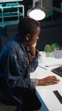 Vertical Video Self, merkez ofisteki borsa gelirini kontrol eden bir komisyoncuyu dizüstü bilgisayarla işe aldı. Apartmandaki Afrikalı Amerikalı serbest piyasa hisselerinin büyümesine bakıyor.