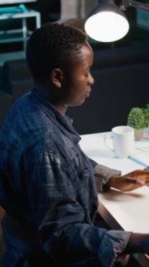 Oturma odasında dikey video programcısı klavyeye yazı yazıyor, yapay zeka sinirsel ağlarını güncelliyor, ikili kod senaryoları yazıyor. Serbest sistem yöneticisi yüksek teknolojiyi güncelliyor