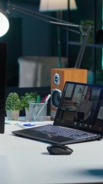 Dikey video yöneticisi evden çalışan bir işbirlikçiyle konuşuyor, telekonferans toplantısını sunuma sunuyor. Ekip lideri çevrimiçi olarak panoda çizelgeleri gösteren çalışanla konuşuyor.