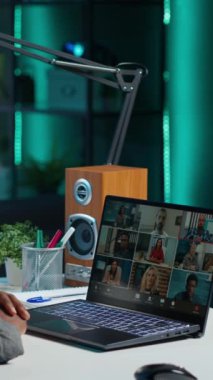 Dikey video uzaktan kumanda çalışanı, proje ilerlemesi hakkında geri bildirim almak için internet video çağrısını kullanarak yöneticileri uzaktan arıyor. Evdeki tele-işçi telekonferanstaki iş arkadaşlarından yardım istiyor.