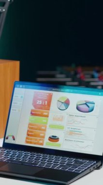 Açılışta cep telefonu kullanarak, performans değerlendirmesi yaparak çalışanlarla telekonferans toplantısı düzenleyen dikey video yöneticisi. Ekip lideri cep telefonu kullanan işçilerle çevrimiçi video görüşmesi yapıyor