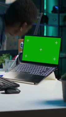 Dikey video kadın apartman ofisine geliyor, masasına oturuyor, izole ekran laptopuyla çalışıyor. Teleişçiler iş vardiyasına evde başlıyorlar, krom anahtar dizüstü bilgisayara bakıyorlar