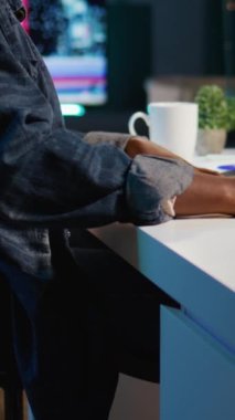 Yaratıcı ofiste renk derecelendirme ve ışıklandırmayı düzenlemeden önce film montajını analiz eden dikey video Profesyonel video editörü. Ham görüntülerle çalışan prodüksiyon stüdyosu çalışanı