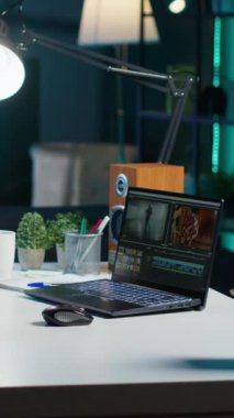 Dikey video düzenleyici, ses efektlerini ev stüdyosunda çalışırken kaydedilmiş görüntülere ekler. Ses kalitesini test etmek ve geliştirmek için kulaklık kullanan kameraman, profesyonel yazılım ile klipleri düzenliyor