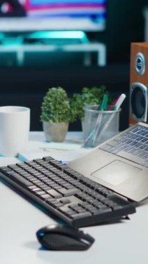 Dikey video veri bilimci dizüstü bilgisayar kullanıyor, yapay zeka makinesini güncelliyor algoritmaları öğreniyor, kod senaryoları yazıyor. Apartman dairesinde bilişim uzmanına telgraf gönderiliyor.