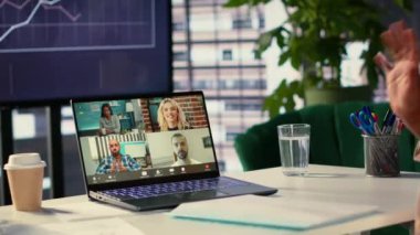 Afrikalı Amerikalı CEO şirketin geleceği hakkında çevrimiçi video konferansında hava tahminleri ile görüşüyor. Genel müdür konferansta danışma kuruluyla görüşüyor. Kamera A.