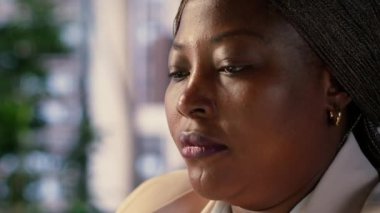 Siyahi iş kadını masasında yorgunluk ve hüsrandan bitap düşmüş, aşırı yüklenmiş ve işyerinde rahatsız hissediyordu. Kadın lider endişe ve rahatsızlıkla başa çıkar. Kamera A.