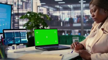 Üst düzey ofis alanındaki izole edilmiş model ekrana bakan siyah girişimci idari yetkiye sahip hırslı bir yönetmen. Kadın yönetmen, şirket içinde stratejik düşünce sergiliyor. Kamera B.