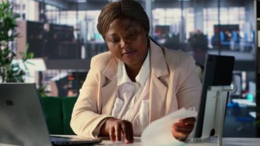 Kararlı kadın CEO mali raporları analiz eder ve geliri artırmak, kararlılığı ve karar verme mekanizmasını geliştirmek için bir büyüme stratejisi geliştirir. İlham verici kadınların güçlenmesi. Kamera A.