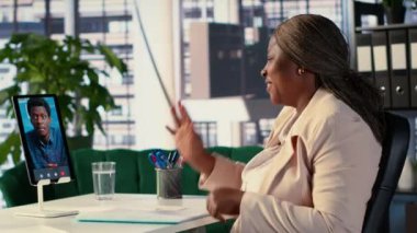 Siyahi işletme girişimcisi, küresel genişleme için daha fazla fon yatırımı konusunu görüşerek, video çağrısı yoluyla hissedarlara yeni bir proje fikri sunuyor. Büyüme azmi olan kadın bir CEO. Kamera A.