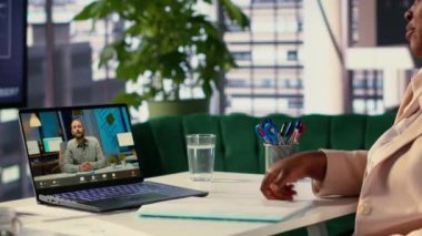 Siyahi yönetmen telekonferans çağrısında hissedarlara yeni bir proje sunarak küresel kalkınma için finansman konusunu tartışıyor. İş büyümesi tutkusu olan kadın CEO. Kamera A.