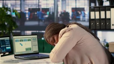 Siyahi şirket CEO 'su çok çalıştıktan sonra masasında uyuyakalıyor ve yorgunluk ve baskıdan bunalmış hissediyor. İş kadını ofiste şekerleme yapıyor da. Kamera A.