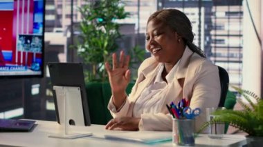 Girişim faaliyetleri için hedeflerini ve hedeflerini paylaşan güçlü iş kadını, potansiyel bir kredi hakkında video konferansında yatırımcılarla görüştü. Hissedarların yürütme gücü. Kamera A.