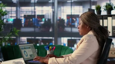 Bir idari rol yönetmeni, aylık gelir dengesini denetler, yeni yatırımlar için bir strateji geliştirir ve mali başarıya olan bağlılığını gözler önüne serer. Başarı hikayesi. Kamera A.