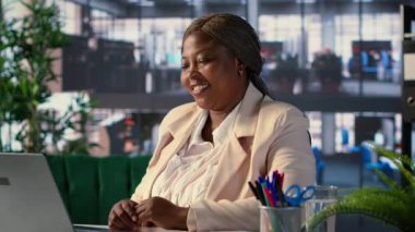 Başarılı, ilham verici kadın lider, danışma kuruluyla iş hedeflerini ve hedeflerini paylaşıyor ve bir strateji için yeni fonlar hakkında video görüşmesi yapan ortaklarla görüşüyor. Liderlik becerileri. Kamera A.