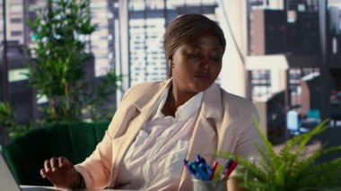 İş yerinde başı ağrıyan sinirli girişimci gerilim ve projenin bitiş tarihinden rahatsız ve aşırı yüklenmiş hissediyor. Yorgun ve hasta bir iş kadını iş başında. Kamera A.