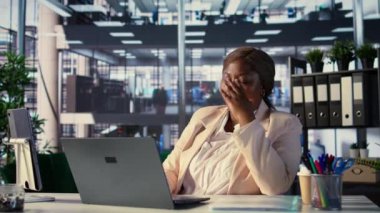 Afrika kökenli Amerikalı kadın lider iş yerinde baş ağrısı ile uykulu, ofiste aşırı yüklenmiş ve stresli hissediyor. Kadın yöneticiler anksiyete ve yorgunlukla uğraşır. Kamera B.