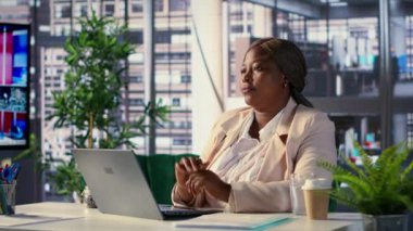 Genel müdür ofiste bir hologram çizimi ile çalışıyor, yüksek teknoloji arayüzü ile bilgi grafikleri üzerinde çalışıyor. CEO sanal efektler ve iş büyümesi için yapay zeka kullanır. Kamera A.