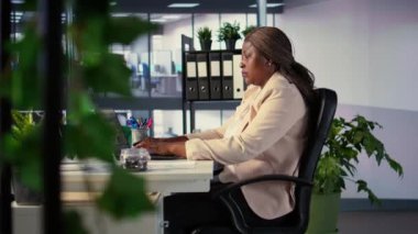 Hırslı genç CEO veri analizi, karar verme ve girişim hedeflerine ulaşma konularında sağlam bilgi içeren yeni bir iş planı geliştiriyor. Başarı hikayesi. Kamera B.