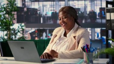 Danışma kuruluyla video konferansına katılan kadın direktör, karar alma sürecinde online yatırım yapmayı planlıyor. Yürütme yetkisi ve CEO 'su olan hissedarlar hedefi tartışıyor. Kamera A.