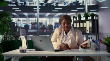 Başarılı iş kadını dizüstü bilgisayardaki veri ve pazar eğilimlerini analiz ediyor, gelirleri en üst düzeye çıkarıyor, harcamaları optimize ediyor ve şirket bütçesini sağlıyor. Küresel bir işletmede başarı öyküsü. Kamera B.