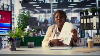 Genel müdür, etik uygulamaların önemini ve ticari başarı için sürdürülebilirliğin önemini vurgulayarak, video görüşmesinde kurumsal sosyal sorumluluğu tartışıyor. Yatırımcılar grup toplantısı. Kamera B.