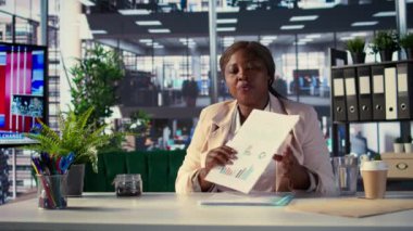 İhtiraslı iş kadını akıl hocaları telekonferansta genç profesyoneller, tecrübelerini, liderlik sezgilerini ve kariyer başarısı ve kişisel gelişim konusundaki tavsiyelerini paylaşıyorlar. Kamera B.