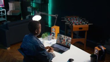 Uzaktan çalışan, proje ilerlemesi hakkında geri bildirim almak için internet video çağrısını kullanan yöneticileri arıyor. Telekonferans toplantısında iş arkadaşlarının yardımını isteyen tele-işçi, kamera B