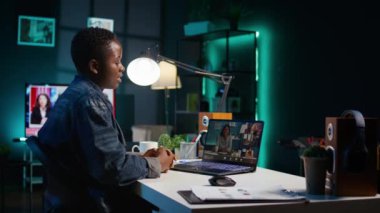 Merkez ofisten yapılan video görüşmesi sırasında uzaktan çalışan yöneticiler yönetim kuruluyla görüşüyor. Teleworker uzaktan video konferans tele-iş görüşmesinde konuşuyor, yönetimden geri bildirim alıyor, kamera B