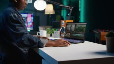 Video düzenleyici, özel yazılım uygulamaları kullanılarak video montajı yaparken kullanılacak anahtar çerçeveleri seçiyor. Freelancer bilgisayardaki düzenleme araçlarını kullanarak ofisteki film projesinin görüntülerini kesti, kamera B