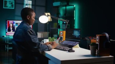 İç işlerinde yapay zeka uzmanı programlama dili kodları yazmak için dizüstü bilgisayar kullanıyor. Yapay Zeka Mühendisi uygulamayı oluşturmak için not defteri aygıtı kullanarak evden çalışıyor. Kamera B