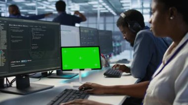 Veri merkezi programcısı, model tablet kullanıyor, şirket ağ altyapısını koruyor, kapatın. Sunucu merkezi çalışanı izole ekran aygıtı ile optimal sistem performansını sağlamakta, kamera A