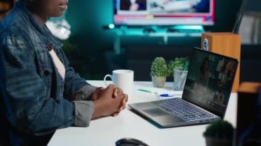 Merkez ofisten yapılan video görüşmesi sırasında uzaktan çalışan yöneticiler yönetim kuruluyla görüşüyor. Teleworker uzaktan video konferans tele-iş görüşmesinde konuşuyor, yönetimden geri bildirim alıyor, kamera A