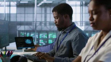 Veri Merkezi yazılım geliştiricisi donanım yapılandırması ve sorun giderme yoluyla şirket ağ altyapısını koruyor. Sunucu merkezindeki kadının en iyi sistem performansını sağlayan kamera A 'yı kapatın.