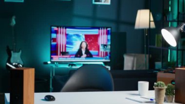 Daire ofisine gelen bir kadın, masa başında oturuyor, dizüstü bilgisayarını açıp görevlerini yapmaya başlıyor. Teleworker iş vardiyasına evde başlıyor, not defteri aygıtı hazırlıyor, çevrimiçi giriş yapıyor, kamera A