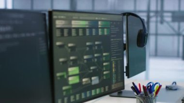 Sunucu odasındaki bilgisayarlar ve tabletler afet kurtarma planlarının geliştirilmesi için kullanılıyor ve en az dinlenme süresi sağlanıyor. Performansı izlemek için kullanılan veri merkezi elektronik ekipmanı