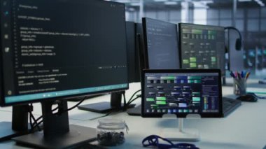 Veri merkezinde bilgisayar, kulaklık ve tabletler şirket ağ altyapısını korumak için makine öğrenme teknolojisi kullanıyor. Sunucu odasında en uygun sistem performansını sağlamak için elektronik aygıtlar kullanılıyor