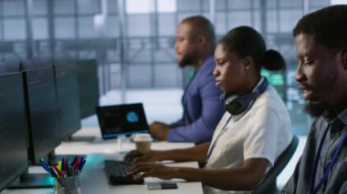 Veri merkezinde kahve içen ve yapay zeka öngörü bakım sistemlerini uygulayan bir yönetici. Sunucu merkezi çalışanı sıcak içecekten zevk alıyor. Donanım arızalarını tespit etmek için yapay zeka kullanıyor. Kamera A.